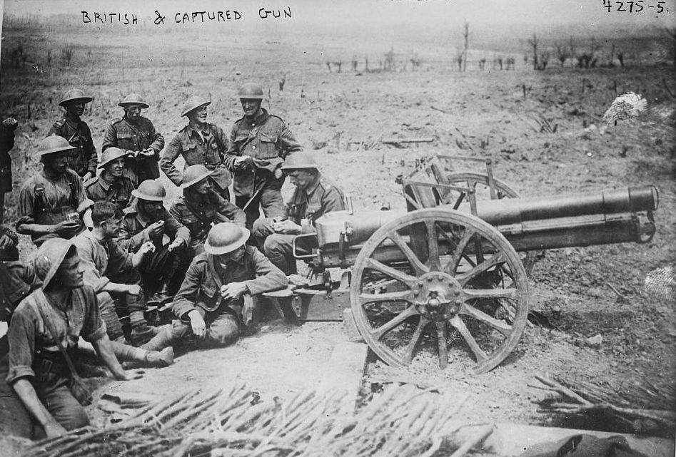 British soldiers with a captured German field gun (7.7 cm FK 96 n.A.) near Wytschaete, Belgium, during the Battle of Messines during World War I, on June 10, 1917. 