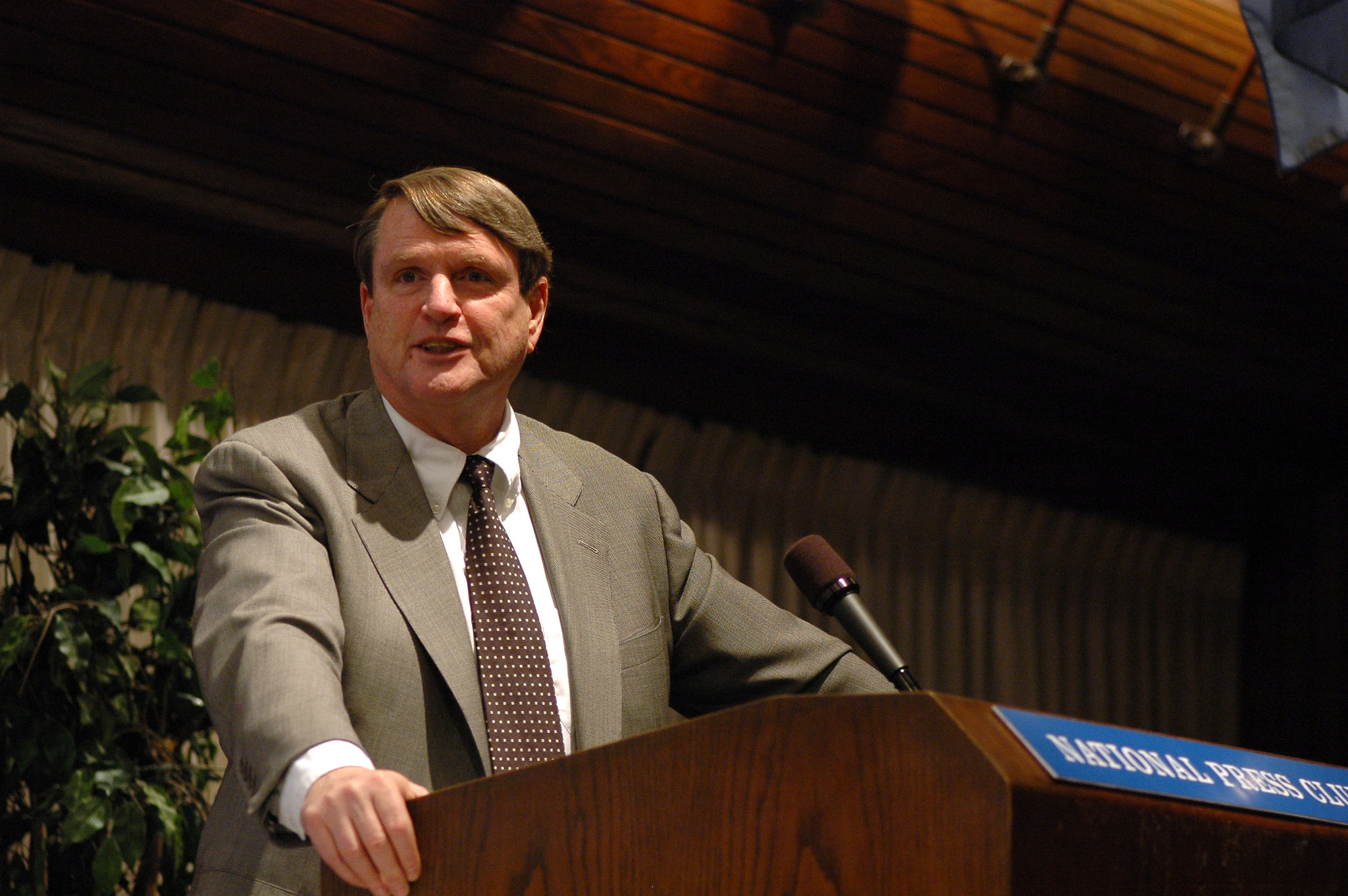 Leonard Downie speaking at the National Press Club in 2007. (Photo: Terissa Schor/Flickr Creative Commons)