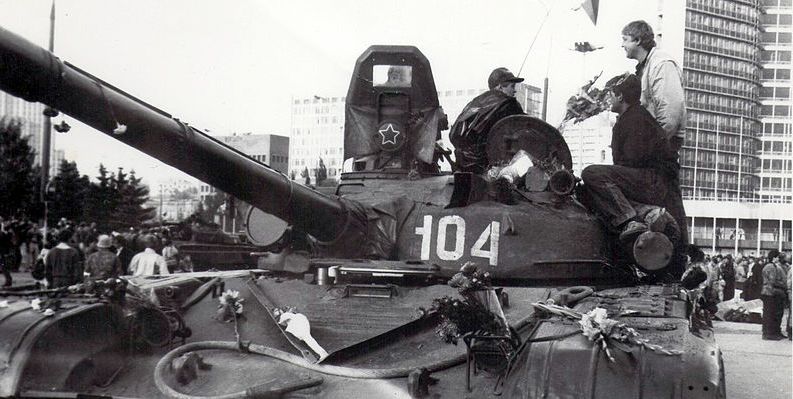 The Soviet Defense Ministry moved T-72 tanks and other equipment to the center of Moscow to support the coup attempt, but they were met by tens of thousands of unarmed protesters.