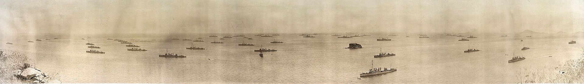 The U.S. fleet off the coast of Panama in 1906. Wikipedia.