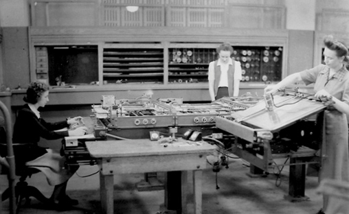 Women operate a Bush differential analyzer machine