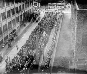 Crowds wait to view the great inventor’s body, West Orange, New Jersey, October 19, 1931.