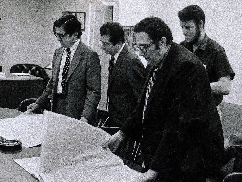 Abe Rosenthal, James L. Greenfield, Hedrick Smith, and Jerry Gold review the Pentagon Papers story in the New York Times. (ArenLebrun/Wikimedia Commons/CC:4.0)