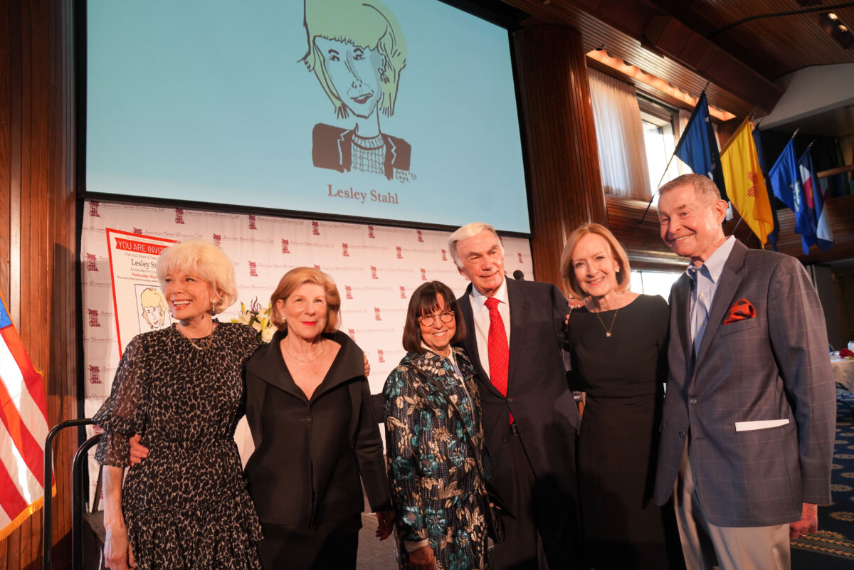 Lesley Stahl with her all-star line up of roasters; From left, Lesley Stahl with roasters Nina Totenberg of NPR; Susan Zirinsky, former president of CBS News; Sam Donaldson, retired from ABC News; Judy Woodruff of PBS (emcee); and Bill Plante from CBS News. (Patricia McDougall/American News Women’s Club)