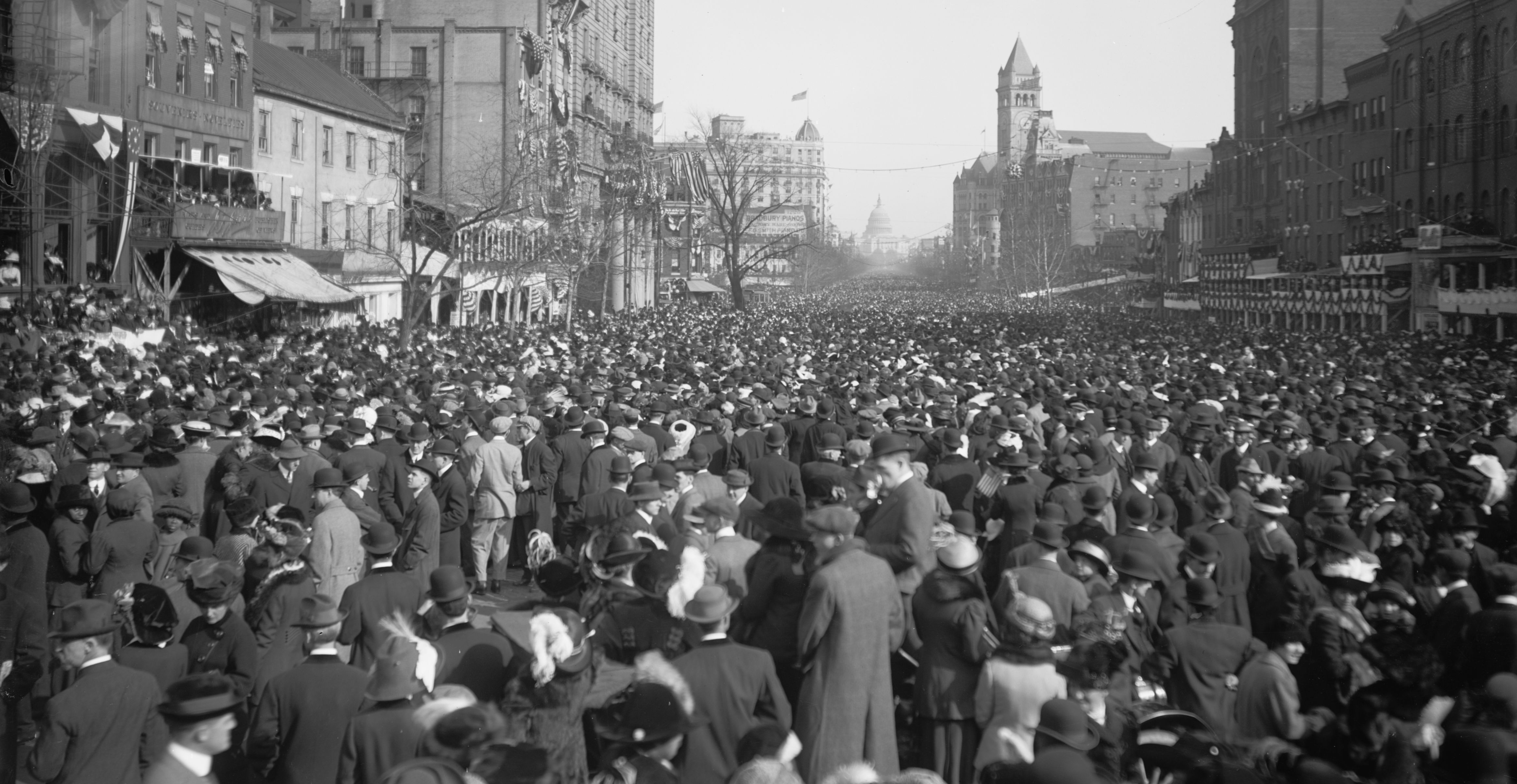 An enormous crowd of men blocked the route down Pennsylvania Avenue. Library of Congress