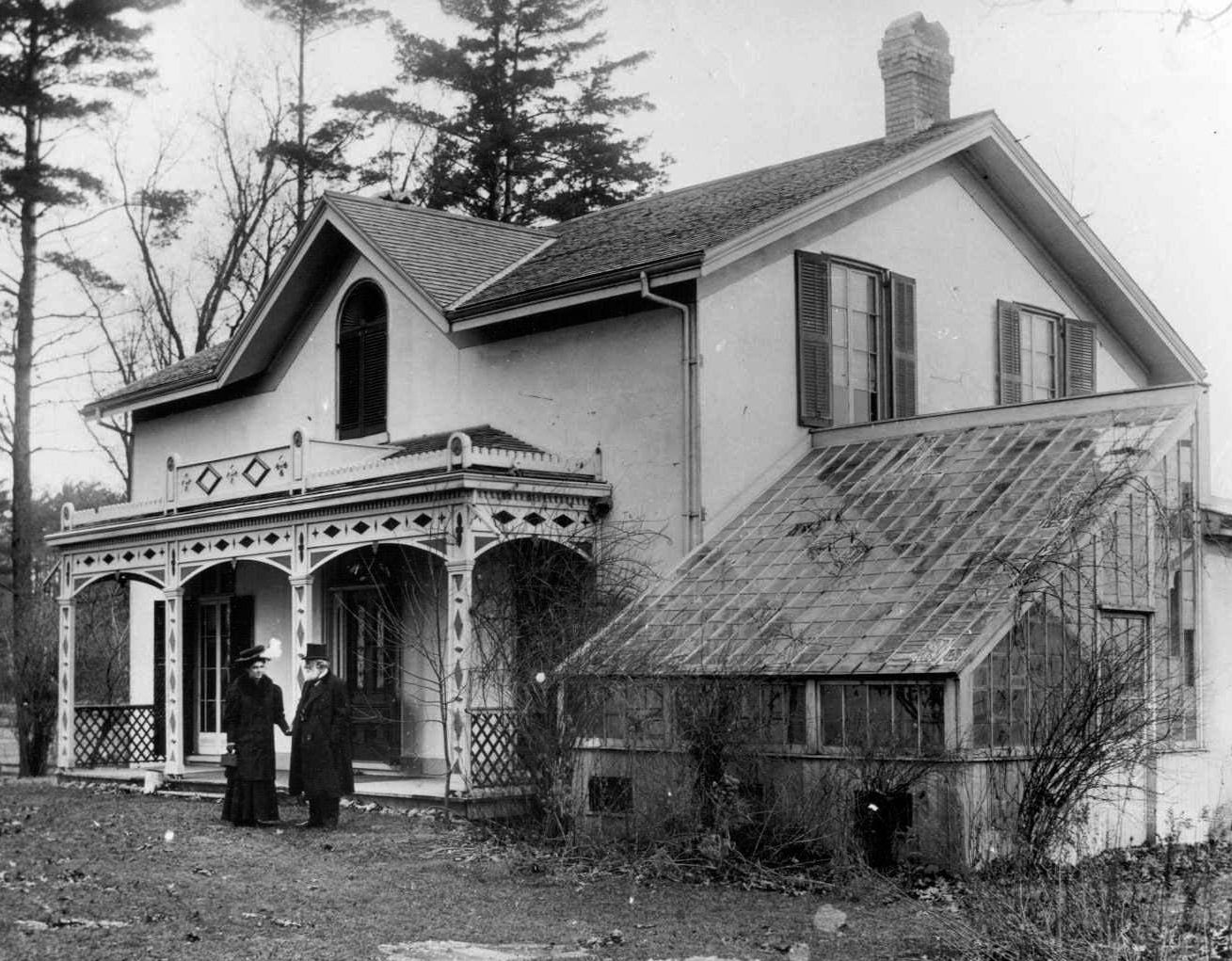 Bell visited his parents' former home in 1906 where he had the original idea for how to construct a speaking telegraph.
