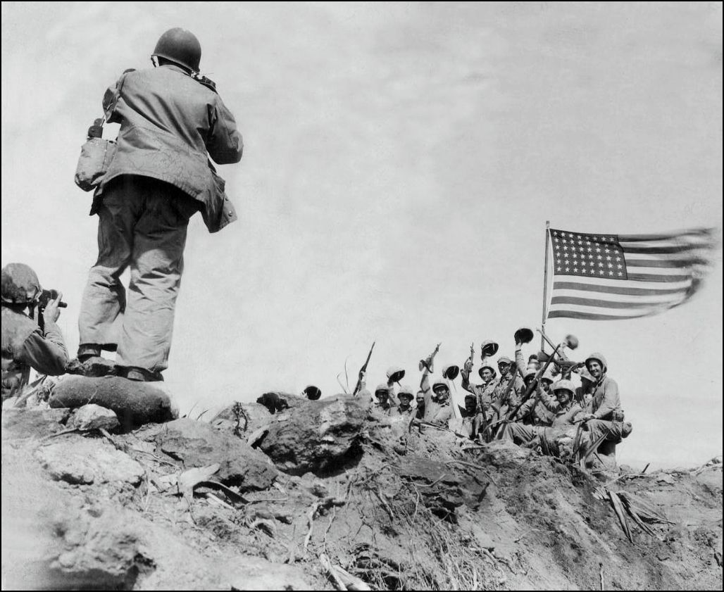 Sgt. Bill Genaust, left, and Joe Rosenthal, standing, capture the “gung-ho” scene. Pvt. Bob Campbell via Wikimedia.