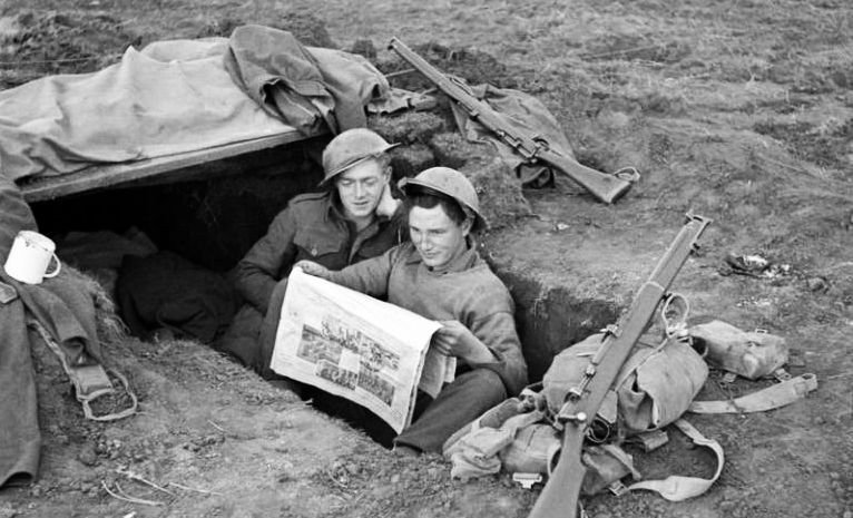 Like the Americans, the Royal Irish soldiers dug into the beach at Anzio. Imperial War Museum.