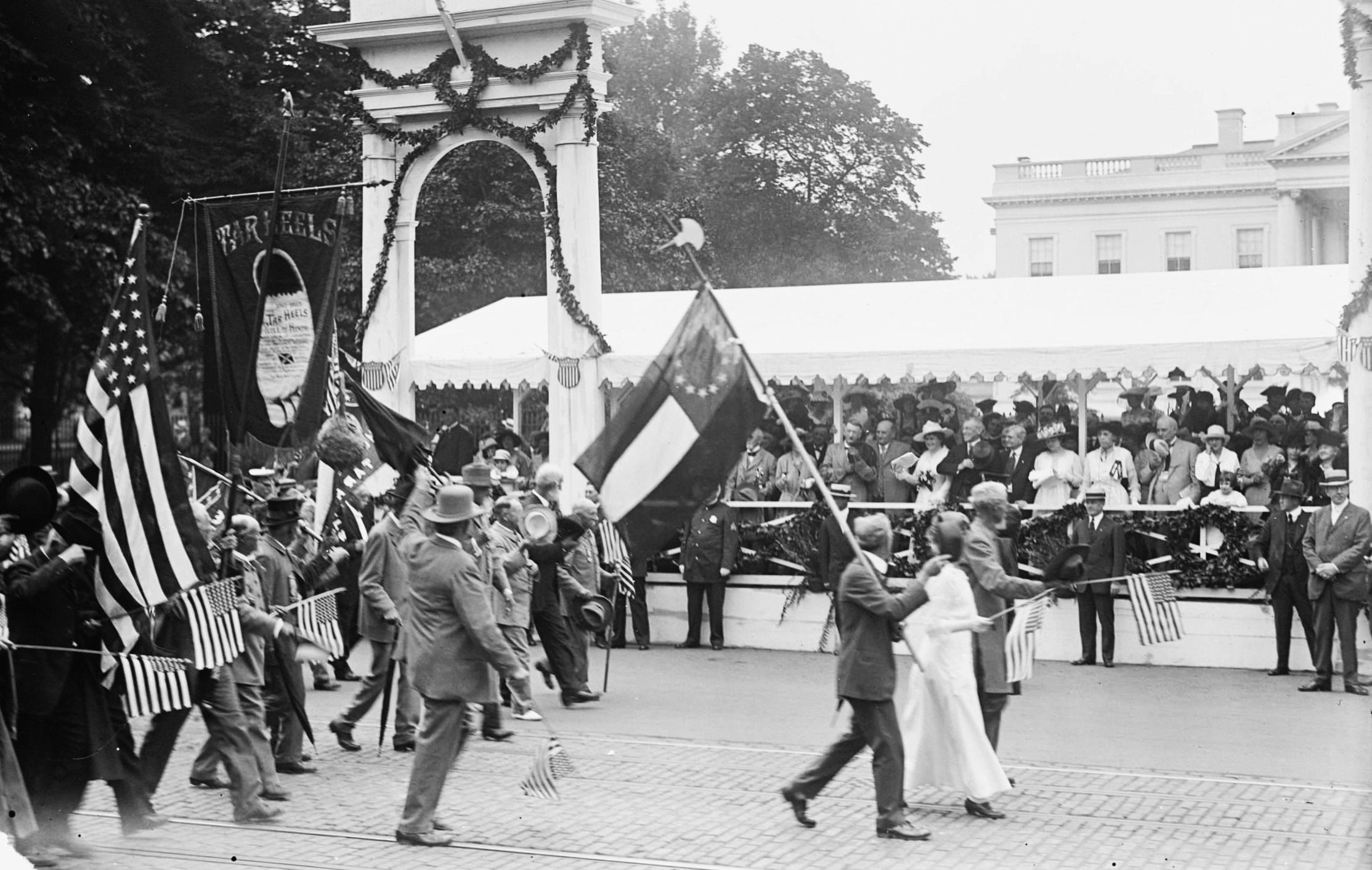 Woodrow Wilson watches a Confederate Reunion in front of White House. Library of Congress